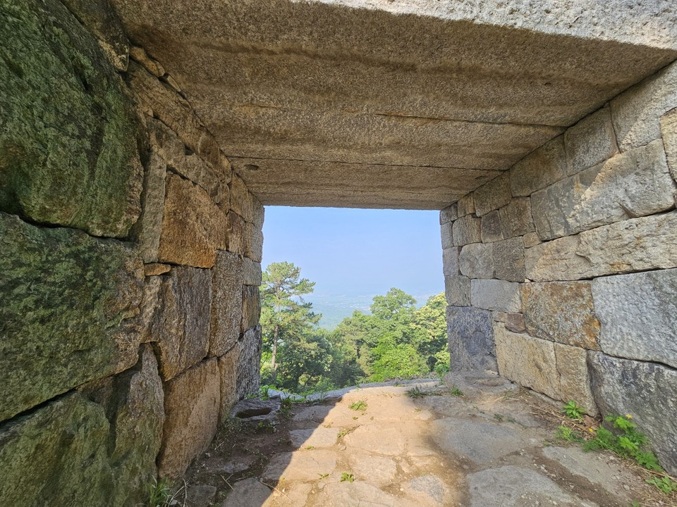 10일 오전 8시50분께 오산시 지곶동의 독산성 암문(평거식 성문) 사이로 연무가 낀 화성시 정남면 일대가 눈에 들어온다. (사진=김상현 기자)