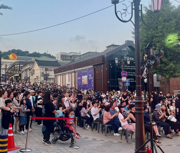 개항장 야행 행사장을 찾은 관람객들. (사진제공=중구청)