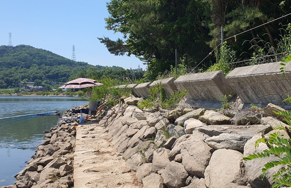 인천시 강화군 고려저수지 둘레에 설치된 경계석이 붕괴 직전에 놓여있으나 수년째 방치되고 있어 여름철 우기를 앞두고 안전에 위협이 되고 있다. (사진=이복수 기자)