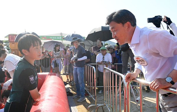 수도권 시민의 상수원인 팔당호반을 끼고 있는 아름다운 고장 광주시 퇴촌면! 지리적으로도 서울과 가까운 청정지역 광주시 퇴촌면의 대표 특산물인 ‘퇴촌 토마토’를 맛볼 수 있는 좋은 기회가 찾아왔다. 사진은 토마토 풀장. (사진제공=광주시청)