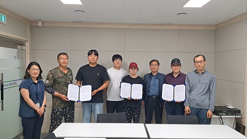 연천군농업기술센터가 10일 귀농연수생과 선도농가가 참석한 가운데 2024년 신규농업인 현장실습교육 사전설명회 및 멘토링 협약식을 가졌다. (사진제공=연천군청)
