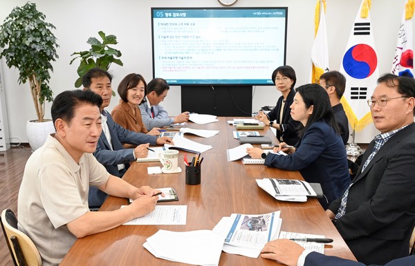 김동근 시장이 보행 및 주차 환경 개선을 위한 ‘제9차 교통정책 전략회의’를 진행하고 있다. (사진제공=의정부시청)