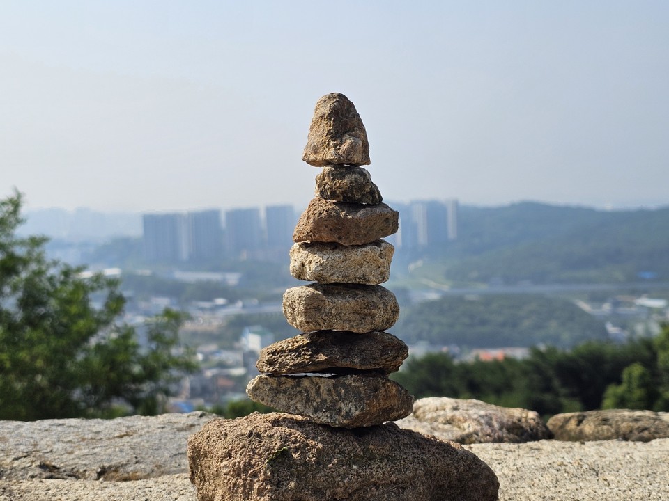 11일 화요일인 오늘 경기·인천지역은 대체로 맑겠으나, 경기동부지역은 새벽부터 낮까지 가끔 구름 많겠다. 당분간 낮 기온이 올라 덥겠다. 새벽부터 오전사이 인천·경기서해안 곳곳에 짙은 안개가 끼겠다. 일부지역에서는 이슬비가 내리는 곳도 있겠다. 사진은 전날 오전 오산시 독산성에 누군가 쌓아 놓은 돌탑. (사진=김종대 기자)