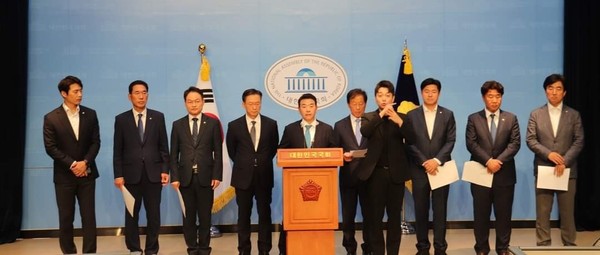 국회 더불어민주당 소속 접경지역 국회의원들은 지난 10일 오후 국회 정론관에서 합동기자회견을 열고 최근 북한의 잇단 ‘대남 오물풍선 살포’와 서해지역 ‘GPS 전파 교란’ 등의 행위를 즉각 중지하라고 다그쳤다. (사진=박남주 기자)