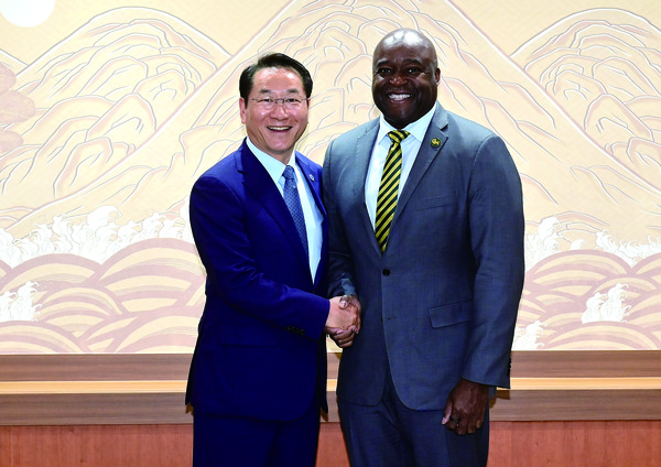 한국조지메이슨대학교(George Mason University Korea) 개교 10주년을 맞아 한국에 방문한 그레고리 워싱턴(Gregory Washington) 조지메이슨대학교 총장이 11일 유정복 인천시장과 만나 지원에 대한 감사와 앞으로의 목표에 대해 이야기를 나눴다. (사진제공=인천시청)