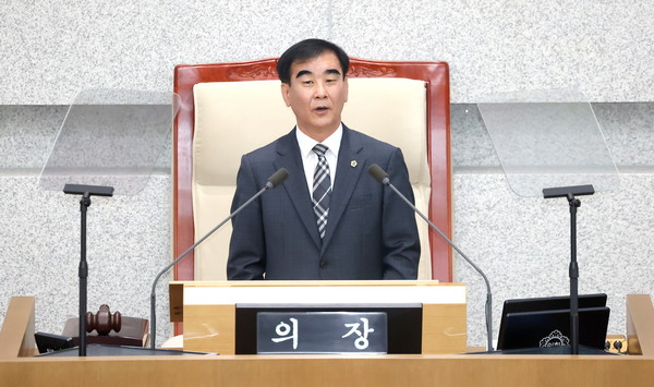 염종현 경기도의회 의장이 제11대 전반기 의회의 주요 의정성과를 ‘협치’와 ‘최초’라는 핵심어로 집약해 제시했다. (사진제공=경기도의회)