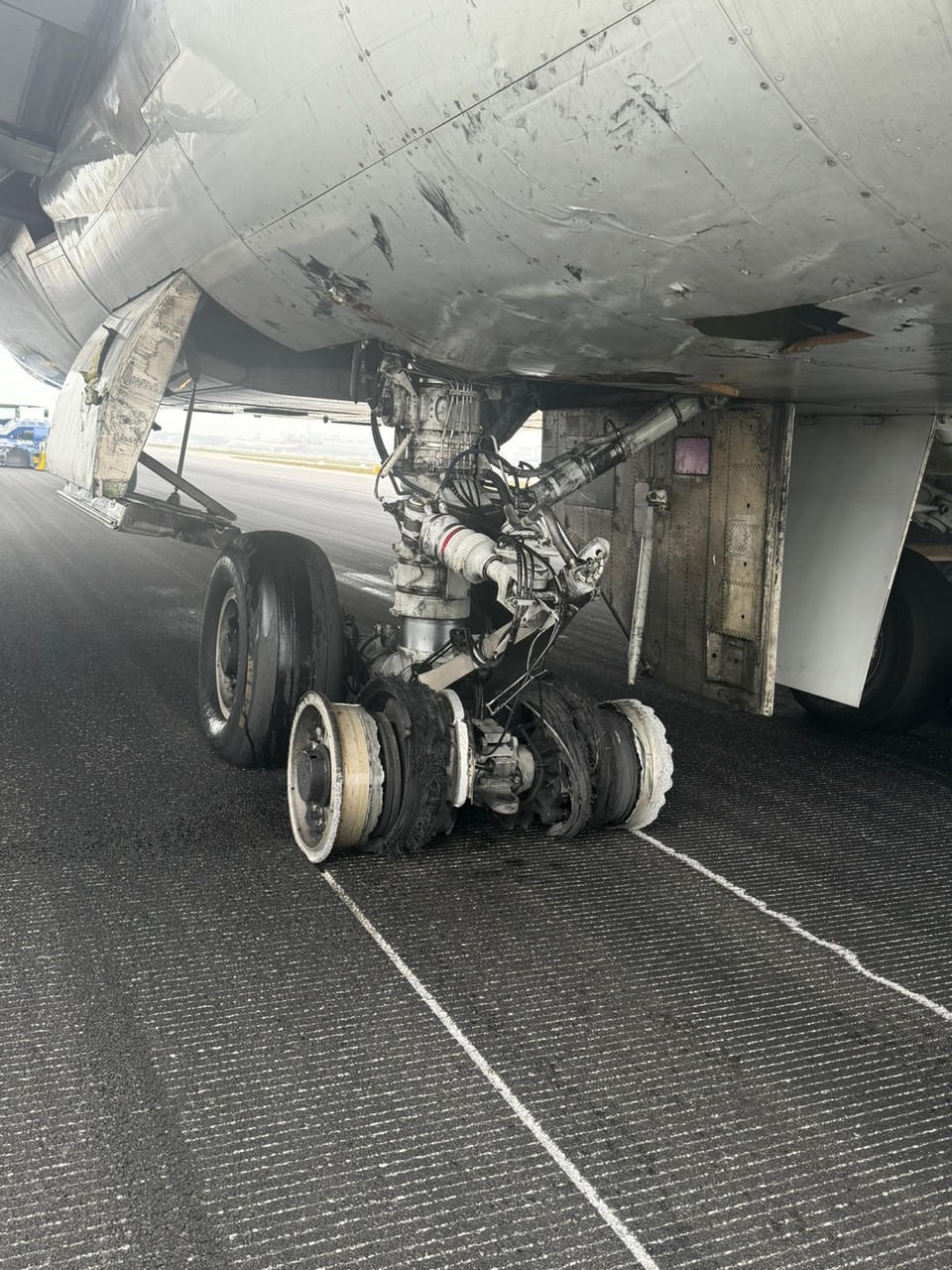 11일 오전 7시께 인천공항 1활주로에 화물기가 착륙하면서 타이어가 파열돼 1활주로 운항이 중단됐다. (사진제공=독자)