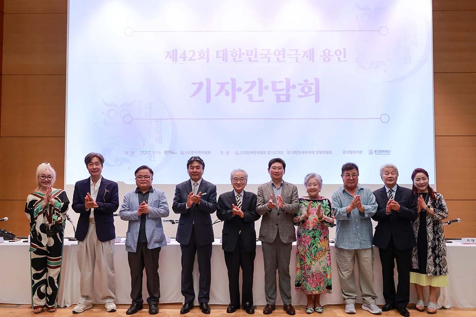 11일 용인문화예술원 국제회의실에서 열린 '제42회 대한민국연극제 용인' 기자간담회에 참석한 이상일 용인특례시장과 이순재 명예대회장, 홍보대사들의 모습. (사진제공=용인시청)