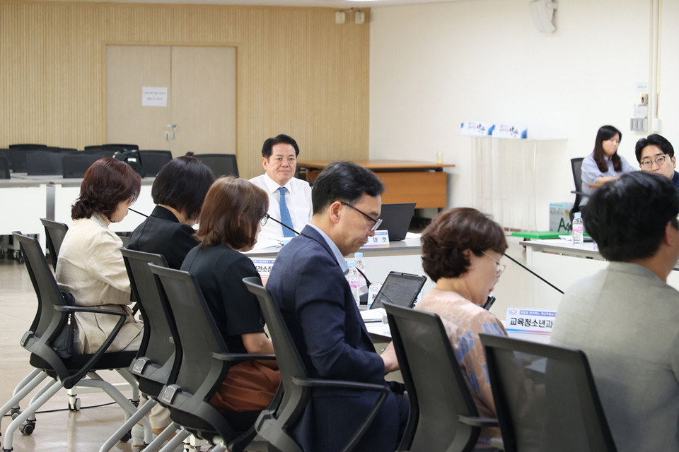 안양시는 11일 시청 3층 상황실에서 최대호 시장 주재로 '안양시 사회적 고립 청년 실태조사 및 지원정책 연구용역' 착수보고회를 열었다. (사진제공=안양시청)