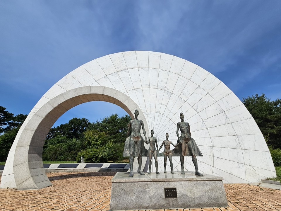 12일 오전 9시50분께 수도권제2순환고속도로 봉담방향 오산행복휴게소에 가족나들이란 이름의 조형물이 파란하늘을 배경으로 세워져 있다. (사진=김종대 기자)