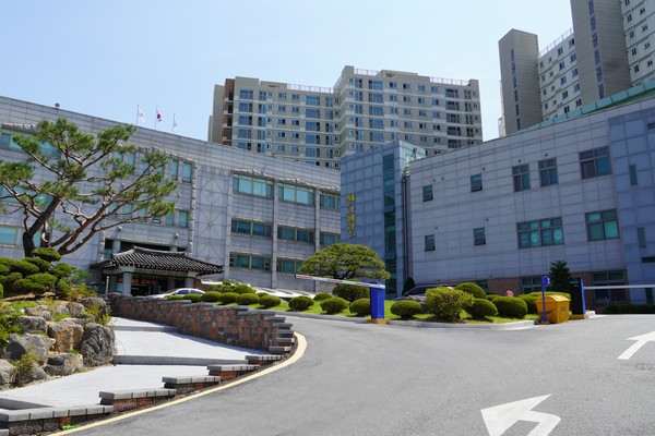 경기도포천교육지원청이 6월~7월 ‘2024년 전반기 교직원 대상 학교폭력예방교육, 양성평등교육지원, 교권보호 교육을 연계해 학교 업무 역량 강화 연수’를 실시한다. 사진은 포천교육지원청 전경. (사진제공=포천교육지원청)