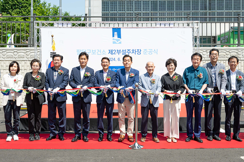 12일 열린 수원시 팔달구보건소 제2부설주차장 준공식에서 이재준 시장, 김기정 의장, 김영진 의원 등이 준공식에서 테이프를 자르고 있다. (사진제공=수원시청)