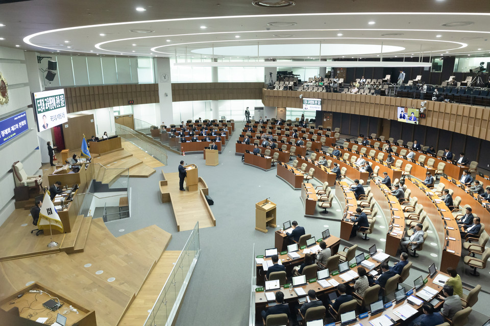 김동연 경기도지사가 12일 오전 경기도의회 본회의장에서 열린 제375회 정례회 제2차 본회의에서 박명원 도의원의 질문(일문일답)을 받고 답변하고 있다. (사진제공=경기도청)