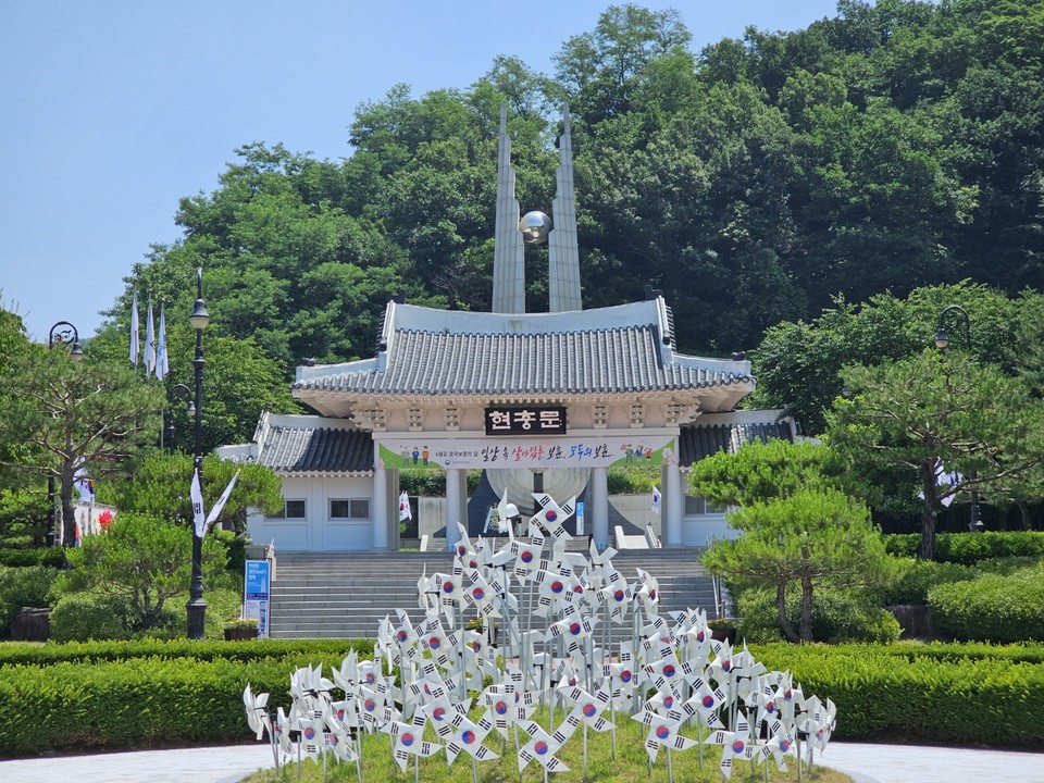 13일 오전 11시40분께 이천시 설성면에 위치한 국립이천호국원 현충문 앞 바람개비 태극기가 바람에 돌고 있다. (사진=송석원 기자)