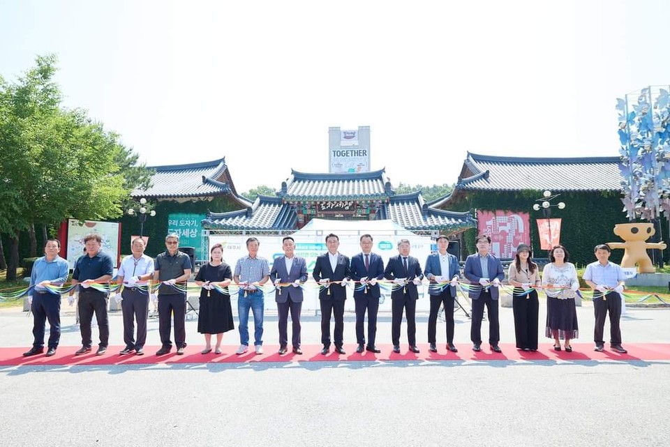 부르면 오는 ‘똑버스’가 여주에서도 달린다. 여주시와 경기교통공사는 13일 대중교통수단인 버스 예약호출서비스 ‘여주 똑버스 개통식’을 가졌다. 시범운행을 거친 뒤 오는 18일부터 본격 운행에 들어간다. (사진=이충우 여주시장 페이스북)