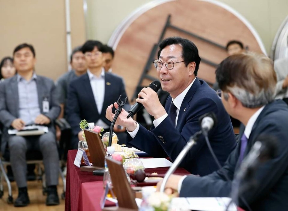 13일 용인산림교육센터에서 열린 ‘대한민국 특례시시장협의회 2024년 상반기 정기회의’에서 준회원증을 전달받은 정명근 화성시장이 발언하고 있다. (사진=정명근 화성시장 페이스북)
