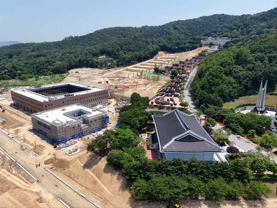 호국보훈의 달인 6월13일 낮 12시20분께 찾아간 이천시 설성면에 위치한 국립이천호국원 인근이 실내봉안당 등 묘역 5만기 설치 확충공사가 한창이다. 이 확충공사는 지난 2008년 5월 개원한 국립이천호국원에 준비된 야외봉안당 5만2기가 2017년 4월 만장됐기 때문이다. (사진=김광섭 기자)