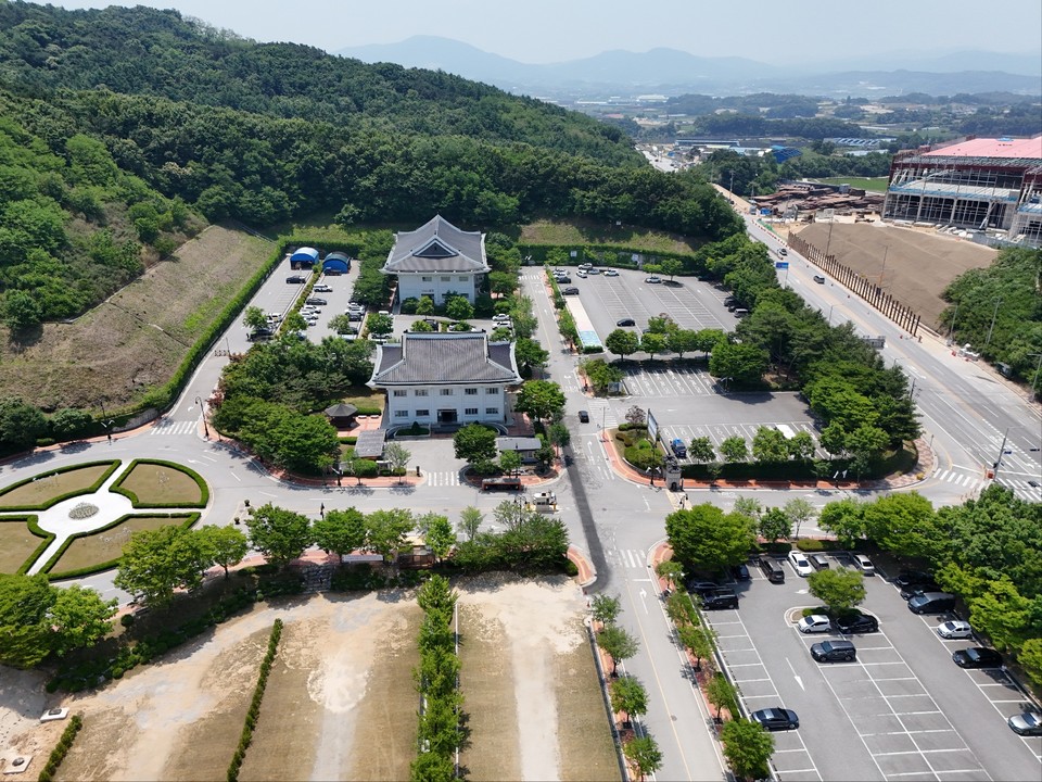 호국보훈의 달인 6월13일 낮 12시20분께 찾아간 이천시 설성면에 위치한 국립이천호국원 인근이 실내봉안당 등 묘역 5만기 설치 확충공사가 한창이다. 이 확충공사는 지난 2008년 5월 개원한 국립이천호국원에 준비된 야외봉안당 5만2기가 2017년 4월 만장됐기 때문이다. (사진=김광섭 기자)