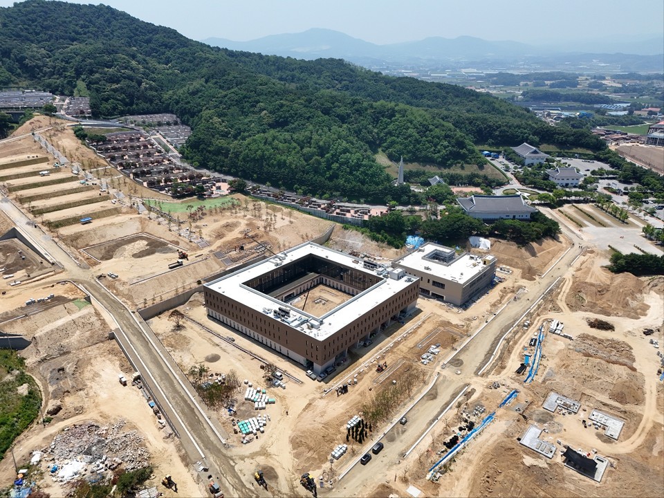 호국보훈의 달인 6월13일 낮 12시20분께 찾아간 이천시 설성면에 위치한 국립이천호국원 인근이 실내봉안당 등 묘역 5만기 설치 확충공사가 한창이다. 이 확충공사는 지난 2008년 5월 개원한 국립이천호국원에 준비된 야외봉안당 5만2기가 2017년 4월 만장됐기 때문이다. (사진=김광섭 기자)