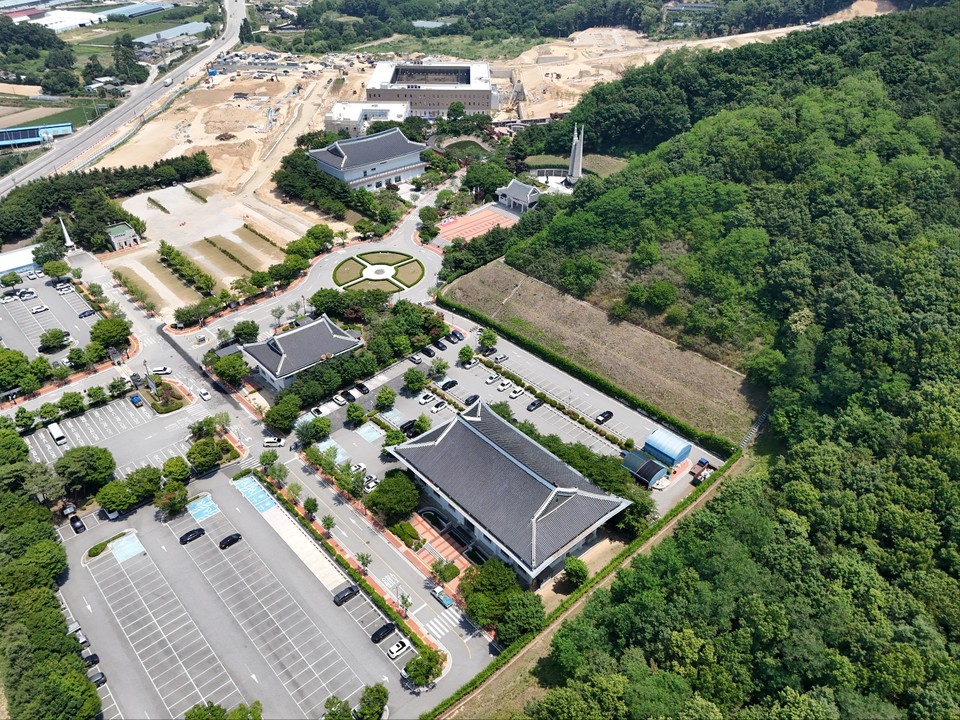 호국보훈의 달인 6월13일 낮 12시20분께 찾아간 이천시 설성면에 위치한 국립이천호국원 인근이 실내봉안당 등 묘역 5만기 설치 확충공사가 한창이다. 이 확충공사는 지난 2008년 5월 개원한 국립이천호국원에 준비된 야외봉안당 5만2기가 2017년 4월 만장됐기 때문이다. (사진=김광섭 기자)