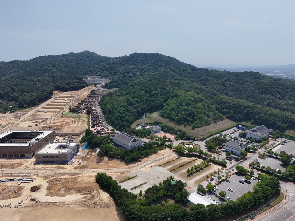 호국보훈의 달인 6월13일 낮 12시20분께 찾아간 이천시 설성면에 위치한 국립이천호국원 인근이 실내봉안당 등 묘역 5만기 설치 확충공사가 한창이다. 이 확충공사는 지난 2008년 5월 개원한 국립이천호국원에 준비된 야외봉안당 5만2기가 2017년 4월 만장됐기 때문이다. (사진=김광섭 기자)