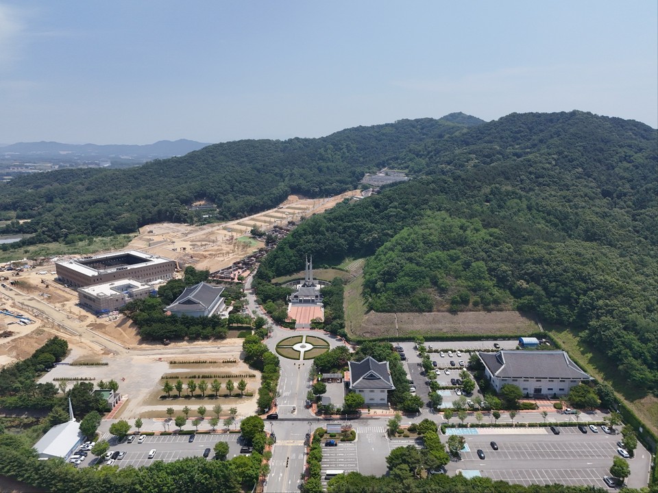 호국보훈의 달인 6월13일 낮 12시20분께 찾아간 이천시 설성면에 위치한 국립이천호국원 인근이 실내봉안당 등 묘역 5만기 설치 확충공사가 한창이다. 이 확충공사는 지난 2008년 5월 개원한 국립이천호국원에 준비된 야외봉안당 5만2기가 2017년 4월 만장됐기 때문이다. (사진=김광섭 기자)