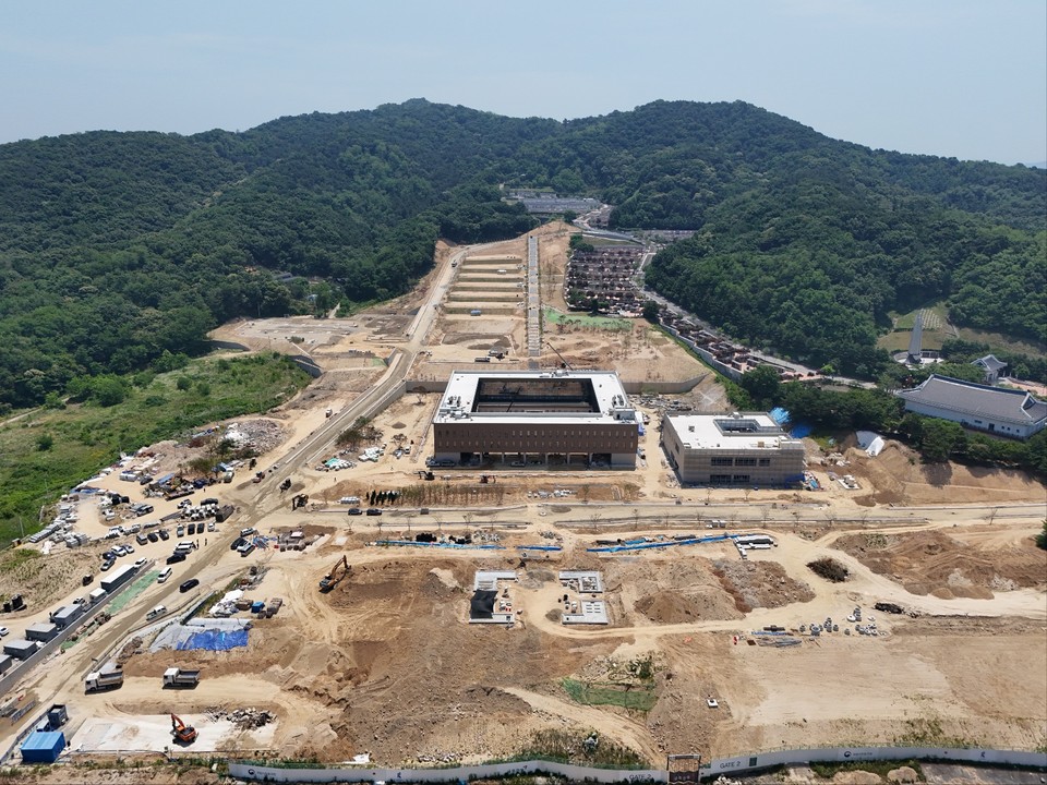 호국보훈의 달인 6월13일 낮 12시20분께 찾아간 이천시 설성면에 위치한 국립이천호국원 인근이 실내봉안당 등 묘역 5만기 설치 확충공사가 한창이다. 이 확충공사는 지난 2008년 5월 개원한 국립이천호국원에 준비된 야외봉안당 5만2기가 2017년 4월 만장됐기 때문이다. (사진=김광섭 기자)