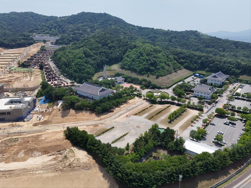 호국보훈의 달인 6월13일 낮 12시20분께 찾아간 이천시 설성면에 위치한 국립이천호국원 인근이 실내봉안당 등 묘역 5만기 설치 확충공사가 한창이다. 이 확충공사는 지난 2008년 5월 개원한 국립이천호국원에 준비된 야외봉안당 5만2기가 2017년 4월 만장됐기 때문이다. (사진=김광섭 기자)