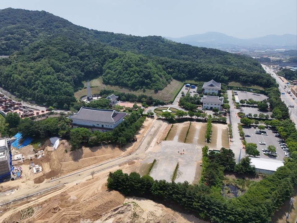 호국보훈의 달인 6월13일 낮 12시20분께 찾아간 이천시 설성면에 위치한 국립이천호국원 인근이 실내봉안당 등 묘역 5만기 설치 확충공사가 한창이다. 이 확충공사는 지난 2008년 5월 개원한 국립이천호국원에 준비된 야외봉안당 5만2기가 2017년 4월 만장됐기 때문이다. (사진=김광섭 기자)