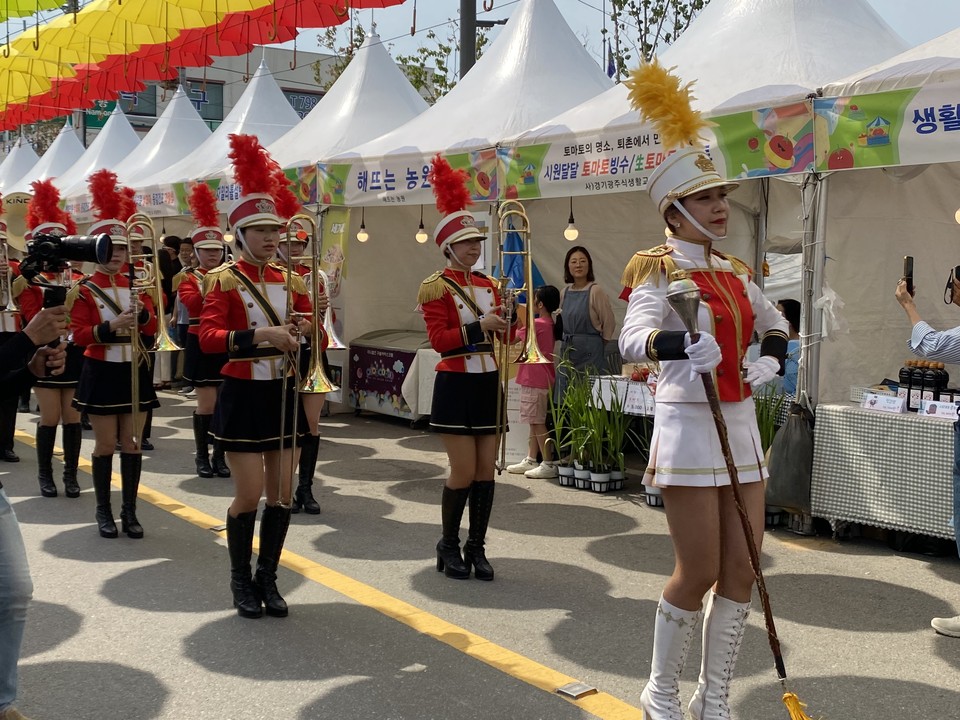 14일 오후 광주시 퇴촌면 공설운동장에서 열린 퇴촌토마토축제 개막식에 앞서 고적대가 행진을 하고 있다. (사진=장은기 기자)