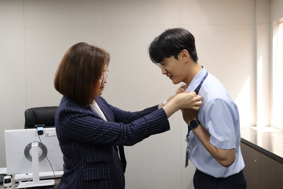 NH농협은행 직원의 직감과 여주경찰의 끈질긴 설득이 거액의 신종 보이스피싱 피해를 예방했다. 당시 현장에 출동한 경찰은 피해자 A씨의 휴대폰에서 악성앱이 탐지되지 않은 점을 수상히 여겨 설득한 끝에 피해자의 차량에서 또 다른 신규 휴대폰을 발견하면서 평온한 일상을 지킬 수 있었다. (사진제공=여주경찰서)