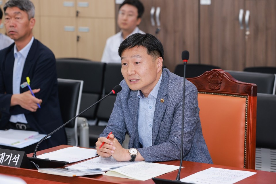 경기도의회 경제노동위원회 김태희 의원이 대표발의한 ‘경기도 산업단지 개발 지원 조례 일부개정조례안’이 17일 경제노동위원회 심의를 원안 통과했다. (사진제공=경기도의회)