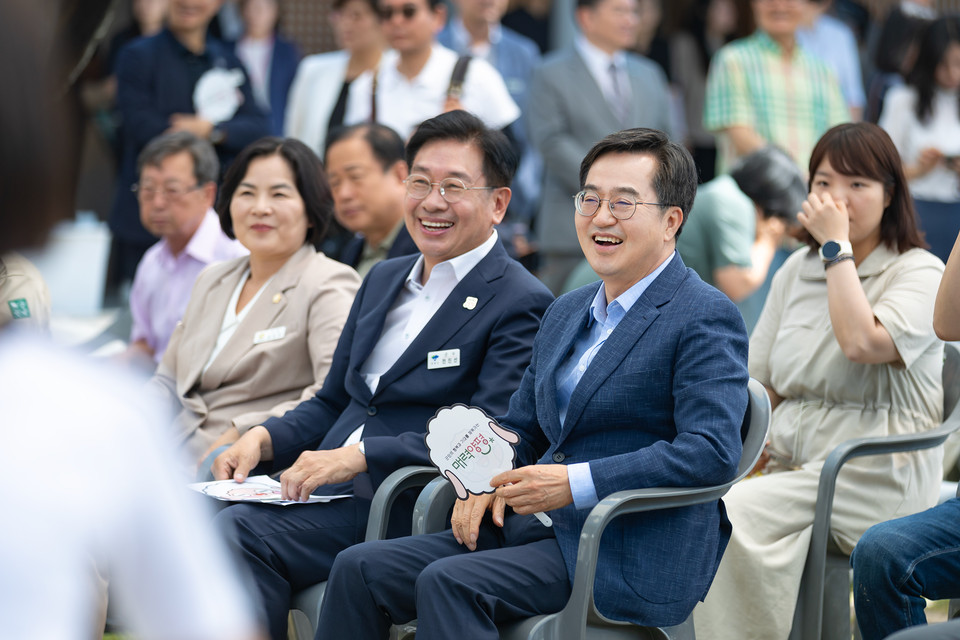 18일 오전 양평 세미원에서 열린 ‘1회용품 없는 경기 특화지구 조성사업 협약식’에서 김동연 도지사와 전진선 양평군수가 양수초 학생들이 공연을 관람하며 함박 웃고 있다. (사진제공=경기도청)