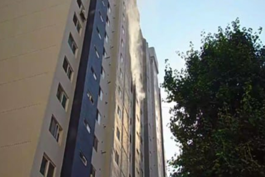 18일 오후 4시37분께 안산시 상록구 본오동의 한 20층짜리 규모의 아파트에서 불이 나 신고를 받고 출동한 소방당국에 의해 약 40분 후인 5시17분께 모두 진화됐다. 사진은 화재 현장. (사진제공=경기도소방재난본부)