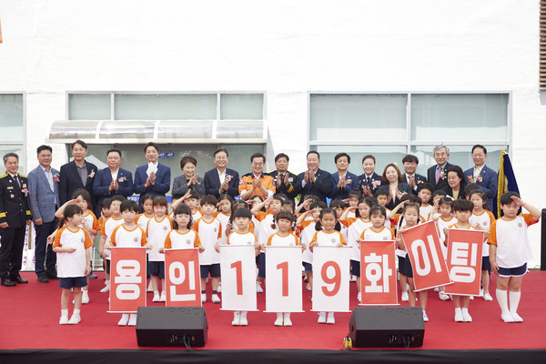 19일 오전 용인서부소방서 개청식에서 김동연 경기도지사와 국회의원, 도의원, 소방동요대회 수상 어린이들과 함께 기념촬영을 하고 있다. (사진제공=경기도청)