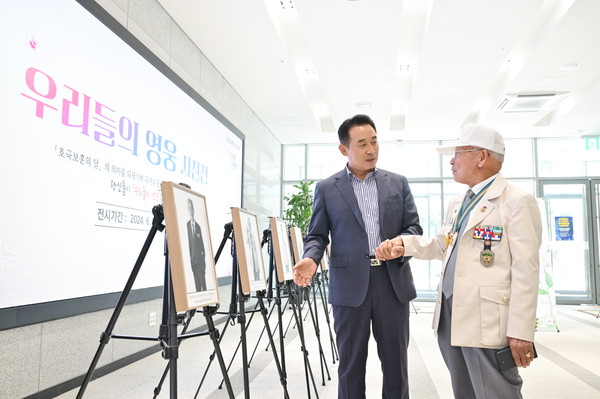 포천시가 오는 28일까지 포천시청 신관 1층 로비에서 ‘우리들의 영웅 사진전’을 운영한다. (사진제공=포천시청)