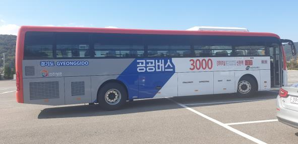 강화터미날과 김포월곶공영차고지에서 각각 3000번과 3000-1번으로 분리운행되는 기존 3000번 버스. (사진제공=김포시청)