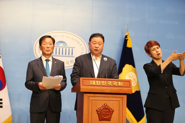 김경일 파주시장은 20일 오후 국회 소통관에서 북한의 기자회견을 열고 북한의 오물풍선 도발 관련, “접경지역 주민들의 생업과 안전이 위협받고 있다”며 국회와 정부에 신속한 대책마련을 촉구했다. (사진=박남주 기자)
