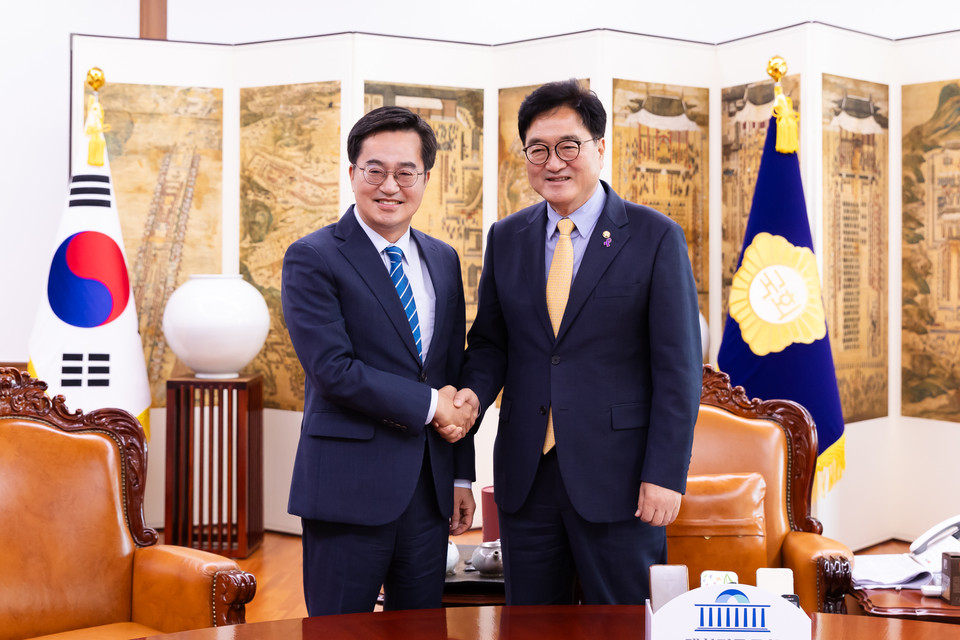 20일 오전 서울 여의도 의장실에서 김동연 경기도지사(왼쪽)가 우원식 국회의장을 접견하고 있다. (사진제공=경기도의회)