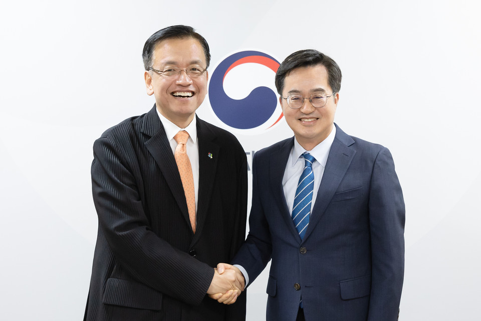 김동연 경기도지사가 20일 정부서울청사에서 최상목 경제부총리를 만나 도봉산~옥정 광역철도 조기 준공 등 SOC 사업에 대해 정부의 협조와 지원이 필요하다며 사업 3건에 대한 국비 지원을 요청했다. (사진제공=경기도청)
