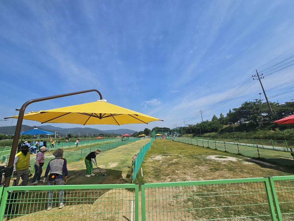 21일 오전 9시50분께 용인시 포곡읍 포곡파크골프장에 폭염에도 불구 많은 어르신들이 모여 파크골프 삼매경에 빠진 듯 파크골프를 즐기고 있다. (사진=허찬회 기자)