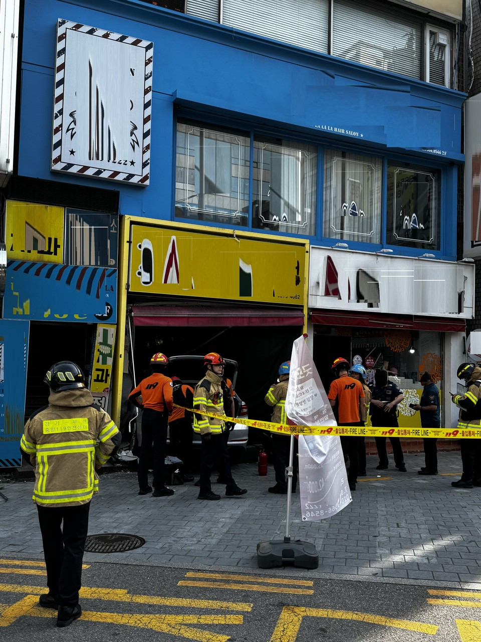 21일 오전 7시45분께 부천시 원미구 심곡동에서 택시 한 대가 빈 상가로 돌진하는 사고가 나 70대 택시 기사 A씨(78)가 가슴 통증을 호소하는 부상을 입어 인근 병원으로 이송돼 치료 중이다. 사진은 사고 현장. (사진제공=경기도소방재난본부)