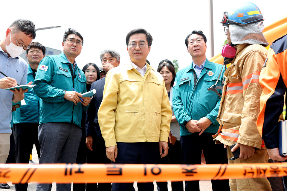김동연 경기도지사가 24일 오전 화재가 발생한 화성시 서신면 전곡리 일차전지 제조업체 공장 화재현장을 찾아 조속한 진화와 인명구조에 최선을 다할 것을 지시하고 있다. (사진제공=경기도청)