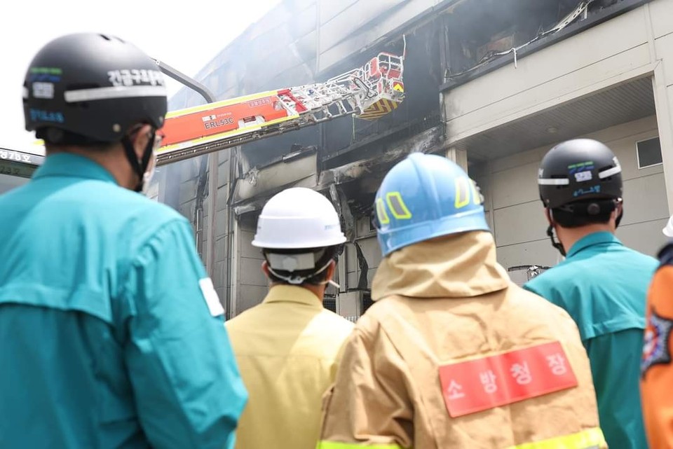 24일 오전 화성시 전곡해양단지 일차전지 공장에서 발생한 대형화재 현장을 찾은 김동연 경기도지사가 이번 주 예정된 도지사 취임 2주년 관련 홍보 등을 일체 중지시켰다. 사진은 화재 현장을 둘러 보는 김동연 경기지사. (사진=김동연 경기도지사 페이스북)