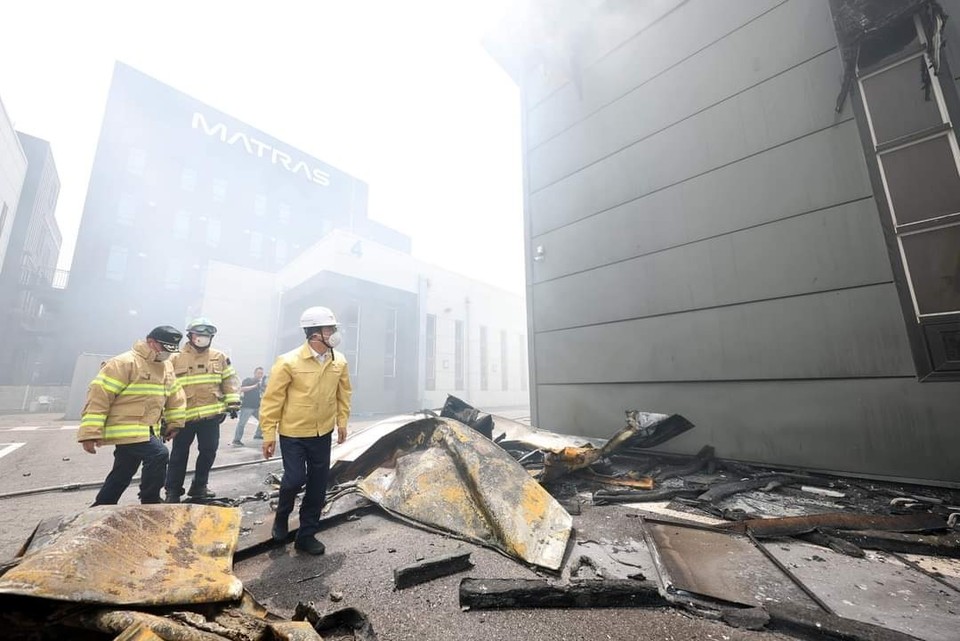 24일 오전 화성시 전곡해양단지 일차전지 공장에서 발생한 대형화재 현장을 찾은 김동연 경기도지사가 이번 주 예정된 도지사 취임 2주년 관련 홍보 등을 일체 중지시켰다. 사진은 화재 현장을 둘러 보는 김동연 경기지사. (사진=김동연 경기도지사 페이스북)