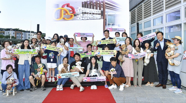 전국 최초로 모든 시민의 반려동물을 대상으로 공공진료 서비스를 제공하는 ‘반려동물 공공진료센터' 개소식 후, 김병수 시장을 비롯한 참가자들이 기념사진을 촬영하고 있다. (사진제공=김포시청)