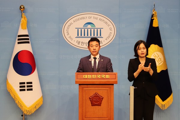 북한과 인접해 있는 판문점을 지역구로 둔 파주시을 더불어민주당 박정 의원(국회 예산결산위원장)은 25일 국회 소통관에서 기자회견을 자청, 윤석열 정부 외교정책의 획기적인 변화를 촉구했다. (사진=박남주 기자)