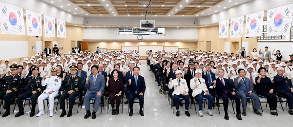 유정복 인천광역시장이 25일 시청 대회의실에서 열린 '6.25전쟁 제74주년 기념식'에서 기념촬영을 하고 있다. (사진제공=인천시)