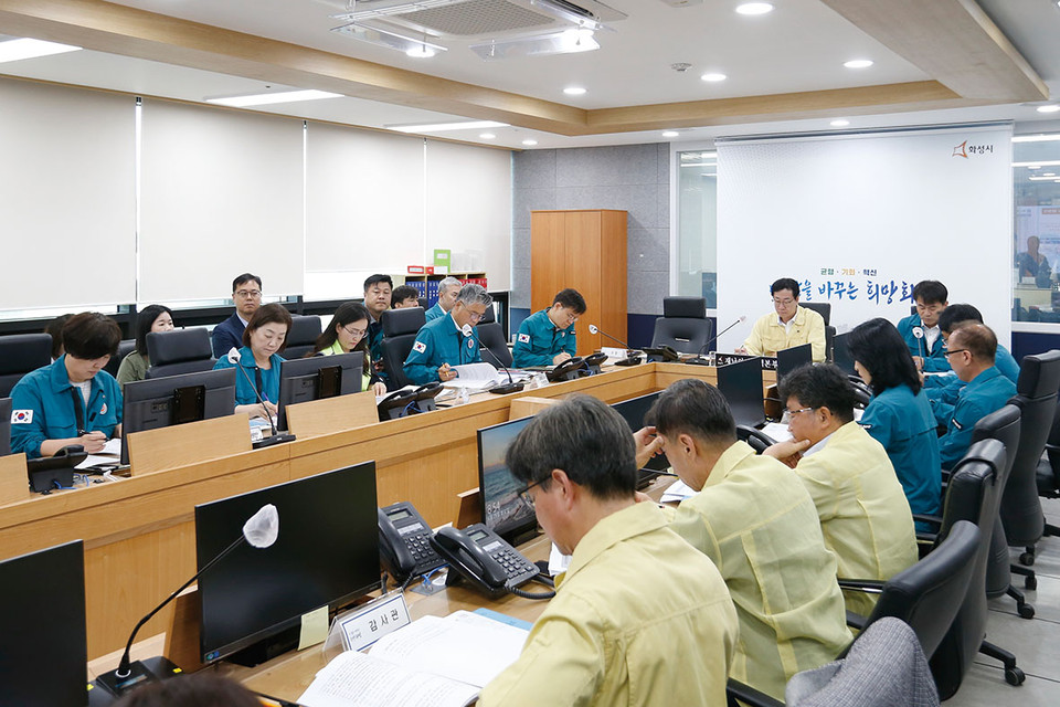 화성시가 25일 화성시장 주재로 재난안전대책회의를 열고 전곡리 공장화재피해의 본격적인 사고 수습에 나섰다. (사진제공=화성시청)
