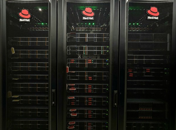 삼성전자가 업계 최초로 글로벌 오픈소스 솔루션 선도기업 레드햇(Red Hat)이 인증한 CXL(Compute Express Link) 인프라를 구축했다. (사진제공=삼성전자)